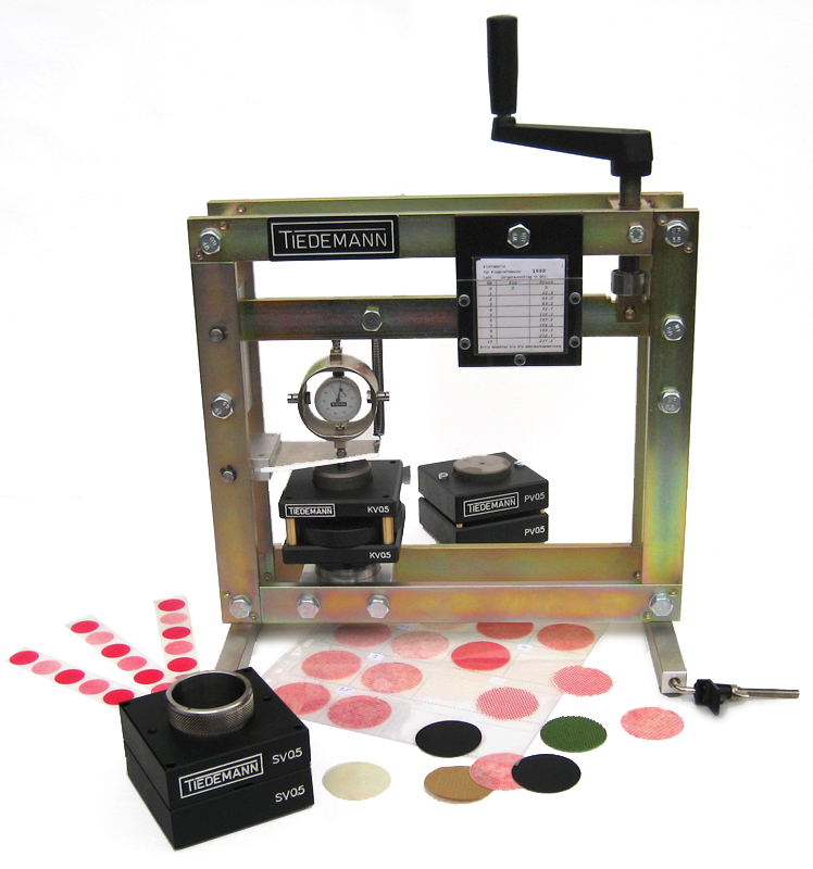 Calibration plunger in the compression device with dynamometer and additional tools